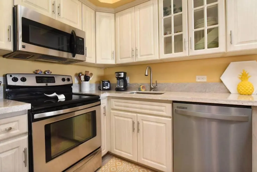 Hale Mahina A406- Top Floor Oceanfront 2Bed Condo, Expansive Views Кахана